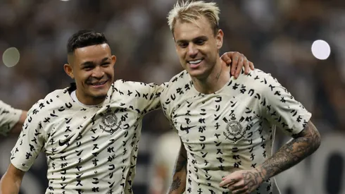 Adson (à esquerda) foi o escolhido pelo Corinthians para assumir função após saída de Róger Guedes - Foto: Ricardo Moreira/Getty Images