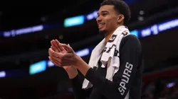 Wembanyama comemora partida espetacular contra os Pistons, em Detroit, pela temporada regular da NBA (Foto: Gregory Shamus/Getty Images)