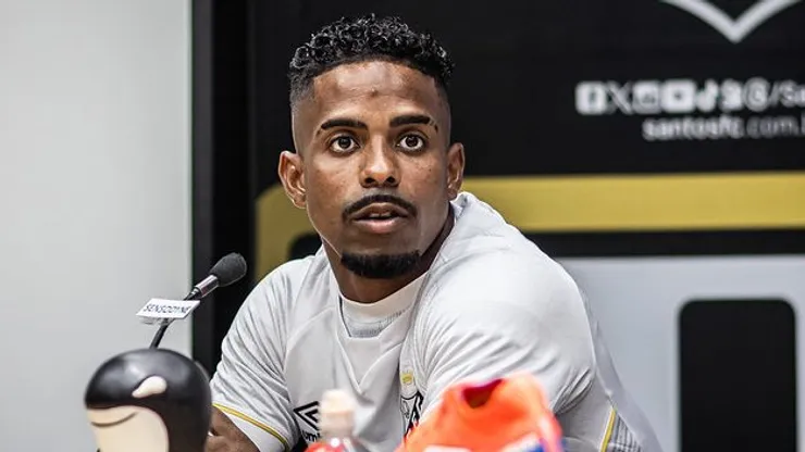 Hayner fala sobre reaçaõa da família ao saber que ele jogaria no Santos. Fotos: Raul Baretta/ Santos FC.
