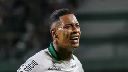 Alef Manga comemorando tento pelo Coxa. Foto: Robson Mafra/AGIF