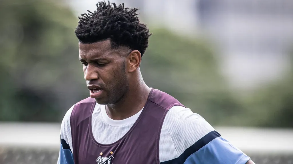 Zagueiro Gil apareceu entre os 11 titulares em treino do Santos – Foto: Raul Baretta/Santos FC