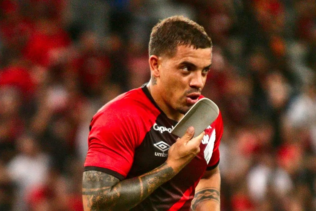 PR – Curitiba – 12/03/2023 – PARANAENSE 2023, ATHLETICO-PR X SAO JOSEENSE – David Terans jogador do Athletico-PR comemora seu gol durante partida contra o Saojoseense no estadio Arena da Baixada pelo campeonato Paranaense 2023. Foto: Gabriel Machado/AGIF