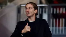 Filipe Luís, ex-jogador do Flamengo, sendo homenageado em jogo do Atlético de Madrid - Foto: Florencia Tan Jun/Getty Images