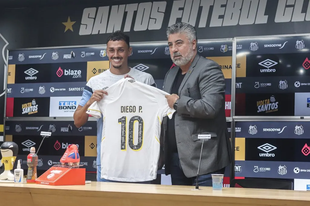 Pituca é apresentado no CT Rei Pelé – Foto: Reinaldo Campos/AGIF