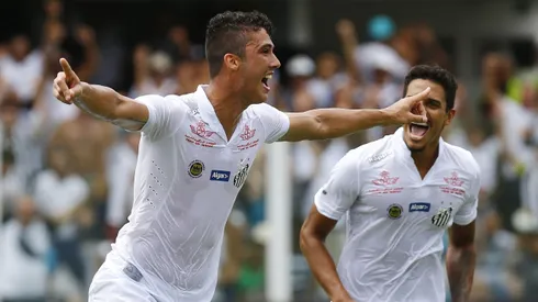 Gustavo Henrique no Santos comemora seu gol com Lucas Veríssimo durante partida contra o Ituano pelo Campeonato Paulista 2016 no estadio da Vila Belmiro. Foto: Ricardo Saibun/AGIF