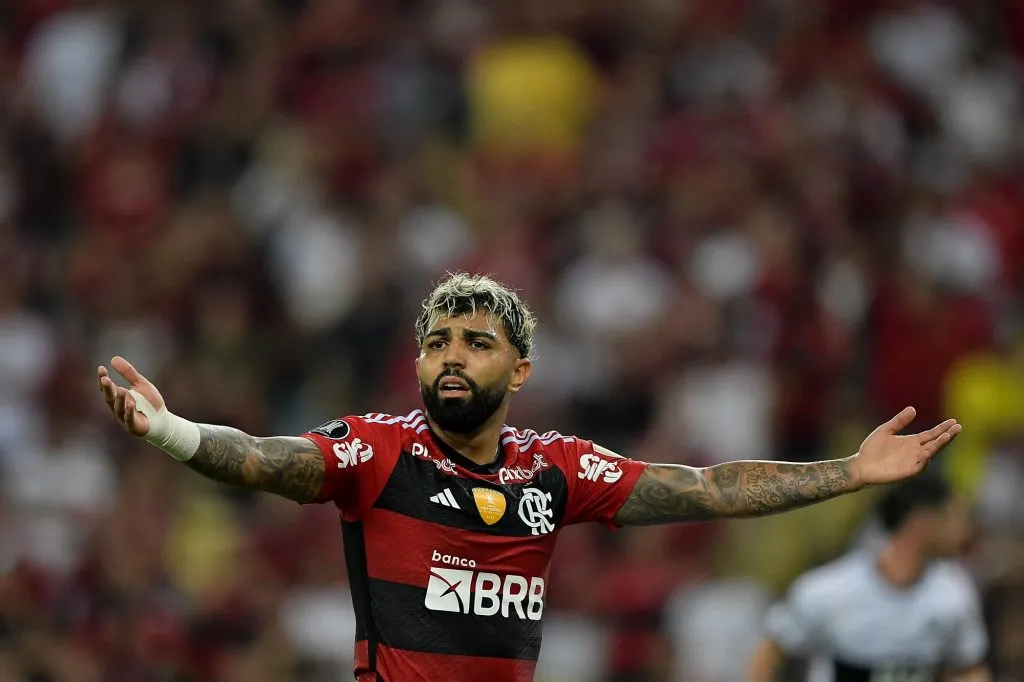 Gabigol, do Flamengo, questiona lance durante partida contra o Olímpia, pela Libertadores – Foto: Thiago Ribeiro/AGIF