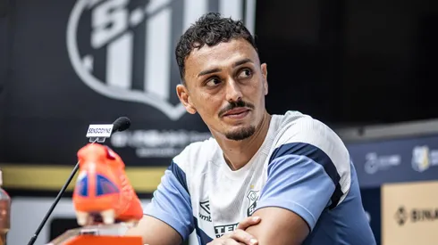 Pituca sendo apresentado pelo Santos. Foto: Raul Barreta / Santos FC