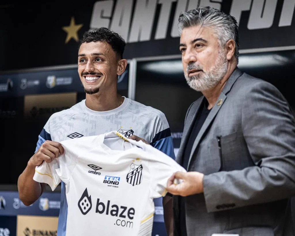 Pituca sendo apresentado no Santos em sua segunda passagem. Foto: Raul Barreta / Santos F.C