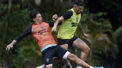 Cuesta (à esquerda) foi um dos líderes do Botafogo na temporada 2023 - Foto: Vitor Silva/BFR