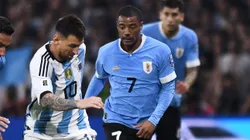 Jogador do Flamengo, Nicolás De La Cruz, enfrenta Lionel Messi nas Eliminatórias para a Copa do Mundo. Foto: Rodrigo Valle/Getty Images