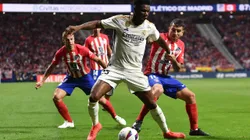 Tchouameni, do Real Madrid, duela com Ángel Correa, do Atlético, por La Liga, no estádio Civitas Metropolitano em Madri (Foto: Denis Doyle/Getty Images)