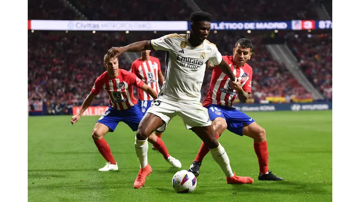 Tchouameni, do Real Madrid, duela com Ángel Correa, do Atlético, por La Liga, no estádio Civitas Metropolitano em Madri (Foto: Denis Doyle/Getty Images)