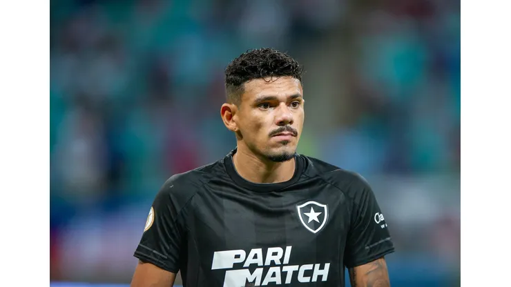 Situação de Tiquinho Soares azeda de vez no Botafogo. Foto: Jhony Pinho/AGIF