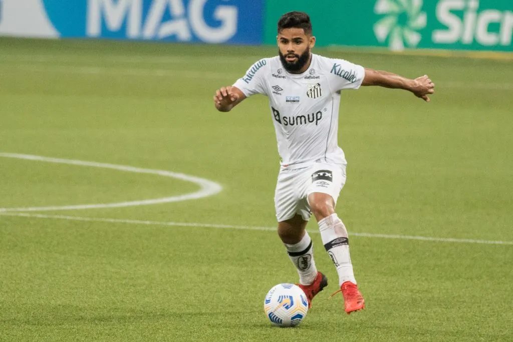 PR – Curitiba – 25/08/2021 – COPA DO BRASIL 2021, ATHLETICO-PR X SANTOS – Felipe Jonatan jogador do Santos durante partida contra o Athletico-PR no estadio Arena da Baixada pelo campeonato Copa do Brasil 2021. Foto: Robson Mafra/AGIF