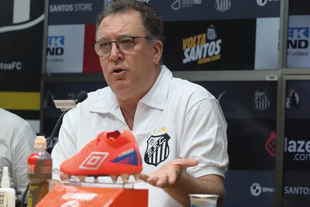 O presidente Marcelo Teixeira fala aos jornalistas em coletiva de imprensa realizada na Vila Belmiro. O dirigente detalhou os problemas do Peixe  Foto: Reinaldo Campos/AGIF