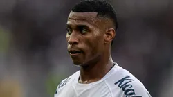 Jean Lucas está deixando o Santos e vai ajudar os cofres da Vila - Foto: Thiago Ribeiro/AGIF