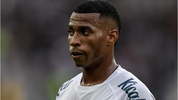 Jean Lucas está deixando o Santos e vai ajudar os cofres da Vila - Foto: Thiago Ribeiro/AGIF