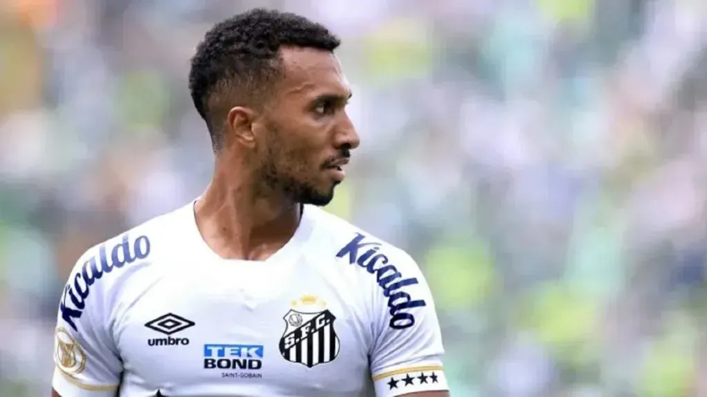 Foto: Marcello Zambrana/AGIF – Lucas Braga em partida pelo Santos