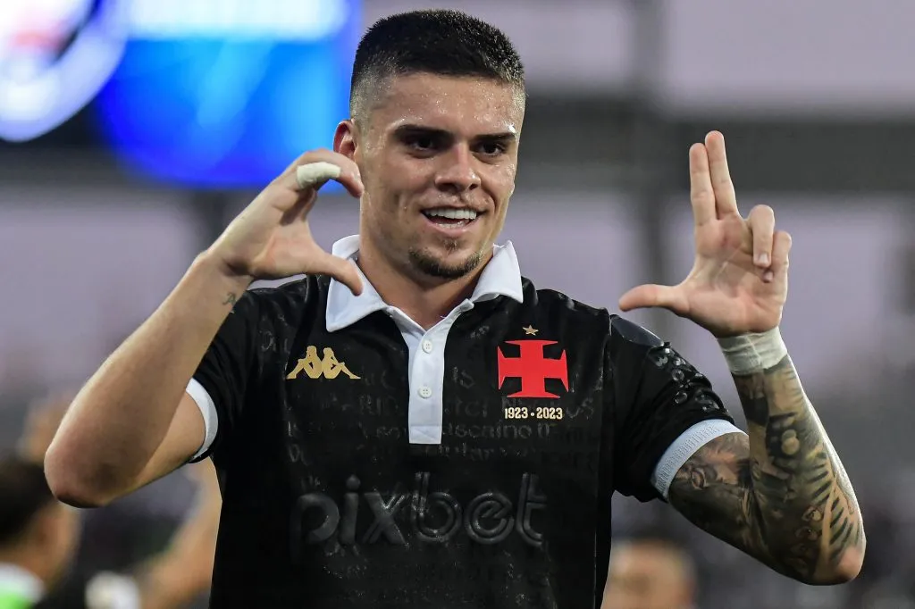 Gabriel Pec jogador do Vasco comemora seu gol durante partida contra o Fluminense no estadio Engenhao pelo campeonato Brasileiro A 2023. Foto: Thiago Ribeiro/AGIF