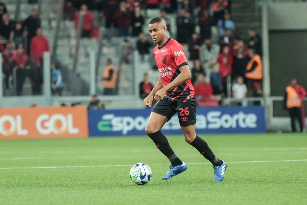 Erick em atividade pelo Furacão. Foto: Robson Mafra/AGIF