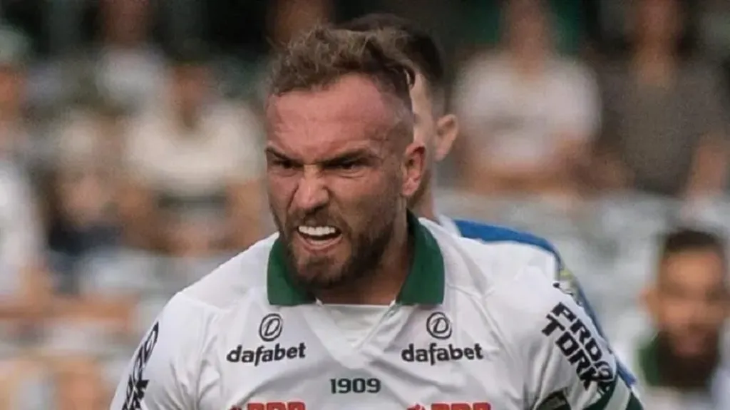 Foto: Robson Mafra/AGIF – Willian Farias em partida pelo Coritiba