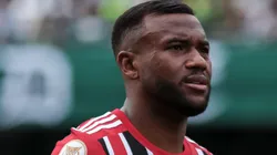 Luan jogador do Sao Paulo durante execucao do hino nacional antes da partida contra o Coritiba no estadio Couto Pereira pelo campeonato BRASILEIRO A 2023. Foto: Robson Mafra/AGIF