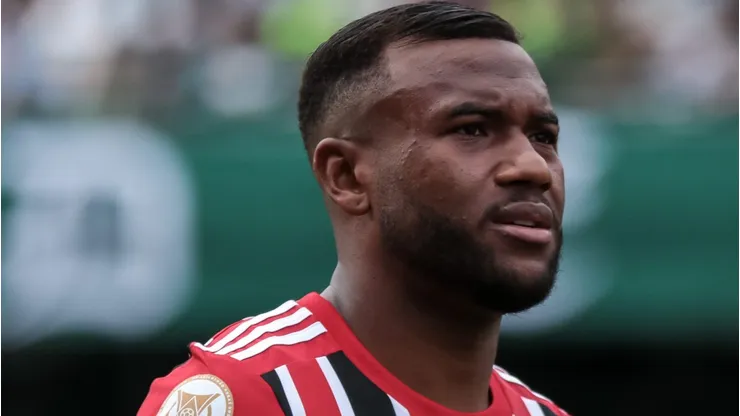 Luan jogador do Sao Paulo durante execucao do hino nacional antes da partida contra o Coritiba no estadio Couto Pereira pelo campeonato BRASILEIRO A 2023. Foto: Robson Mafra/AGIF