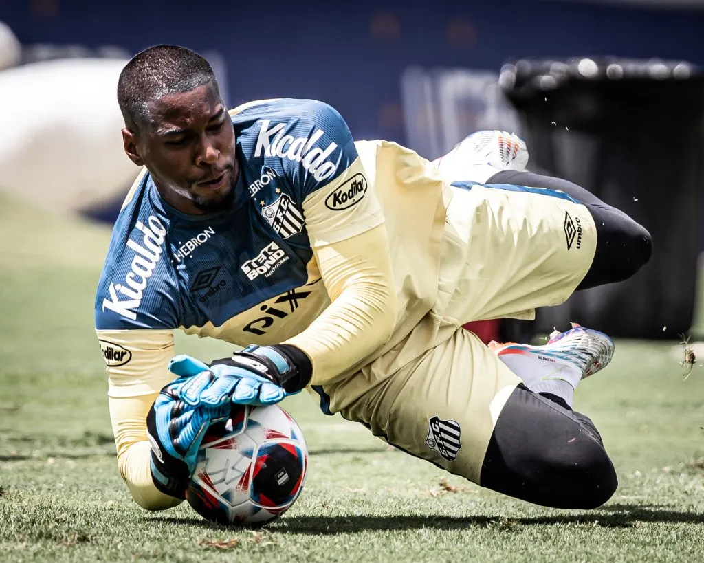 Goleiro Diógenes treinará separadamente do elenco de Carille no CT Rei Pelé – Foto: Raul Baretta/Santos
