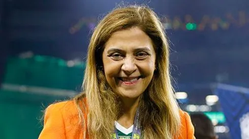 Foto: Ricardo Moreira/Getty Images - Leila Pereira em partida do Palmeiras no Campeonato Brasileiro de 2023