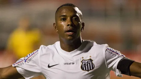 Robinho comemora gol durante a partidaentre o Santos FC e LInense realizada no Estadio do Pacaembu. Jose Luis Silva / AGIF