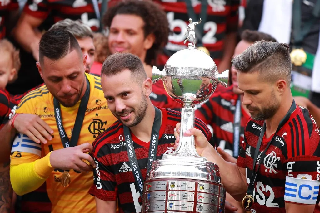 Everton Ribeiro com o título de Campeão da Libertadores 2019. Foto: Manuel Velasquez/Getty Images