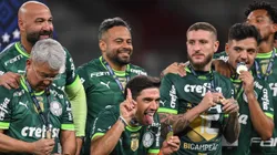 Abel Ferreira comemora com os jogadores do Plameiras o título Brasileiro. Foto: João Guilherme Arenazio/Getty Images