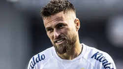 Foto: Abner Dourado/AGIF - Lucas Lima em partida pelo Santos no Campeonato Brasileiro de 2023
