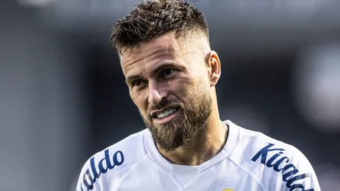 Foto: Abner Dourado/AGIF - Lucas Lima em partida pelo Santos no Campeonato Brasileiro de 2023