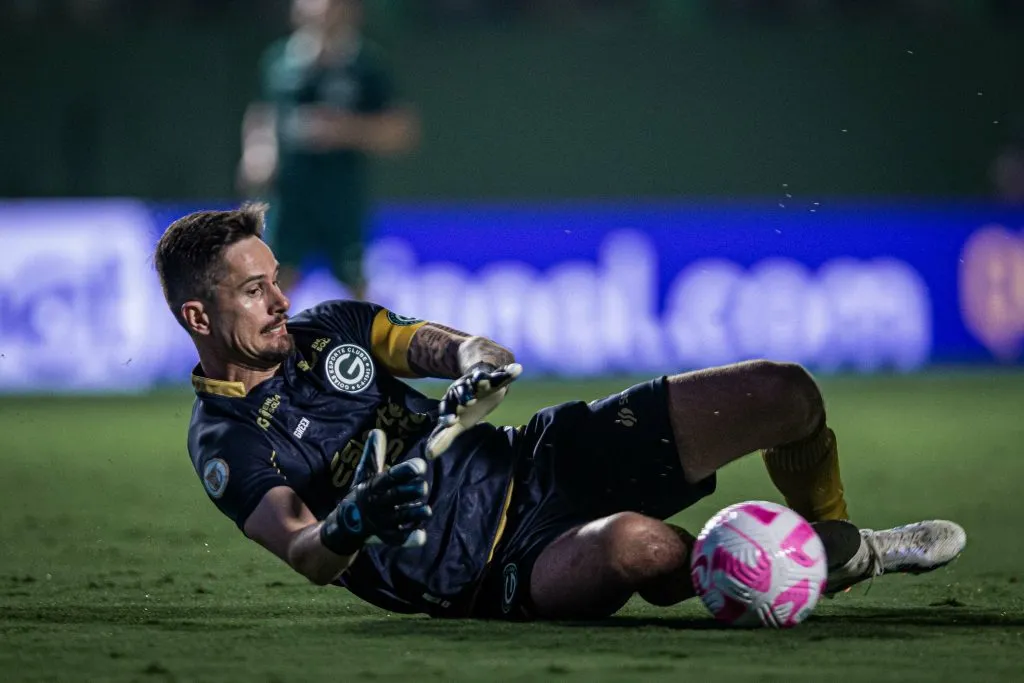 GO – GOIANIA – 18/10/2023 – BRASILEIRO A 2023, GOIAS X SAO PAULO – Tadeu goleiro do Goias durante partida contra o Sao Paulo no estadio Serrinha pelo campeonato Brasileiro A 2023. Foto: Isabela Azine/AGIF