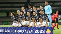 Jogadores do Corinthians posam para foto antes na partida contra Coritiba no estadio Couto Pereira pelo campeonato Brasileiro A 2023. Foto: Leonardo Hubbe/AGIF
