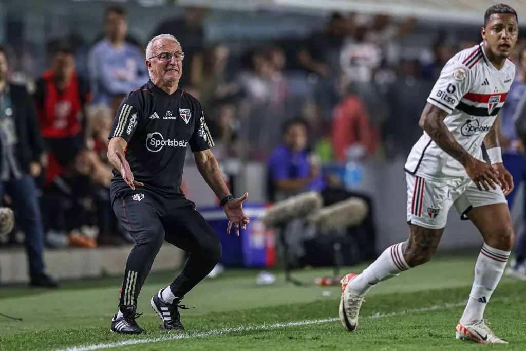 Dorival Junior tecnico do Sao Paulo durante partida contra o Bragantino no estadio Vila Belmiro pelo campeonato Brasileiro A 2023. Foto: Fernanda Luz/AGIF