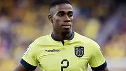 Foto: Franklin Jacome/Getty Images - Félix Torres em partida pela Seleção do Equador válida pelas Eliminatórias para a Copa do Mundo de 2026