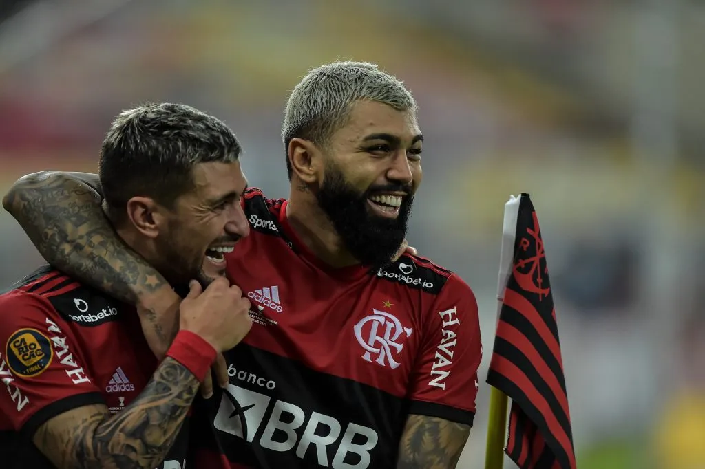 RGabigol e De Arrascaeta jogadores do Flamengo durante partida contra o Fluminense no estadio Maracana pelo campeonato Carioca 2021. Foto: Thiago Ribeiro/AGIF
