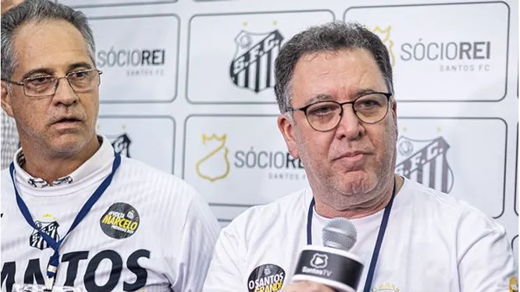 Torcida do Santos desaprova a saída de jogador. Fotos: Raul Baretta/ Santos FC.