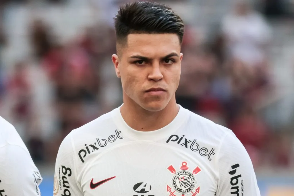 PR – CURITIBA – 24/06/2023 – BRASILEIRO A 2023, ATHLETICO-PR X CORINTHIANS – Roni jogador do Corinthians durante execucao do hino nacional antes da partida contra o Athletico-PR no estadio Arena da Baixada pelo campeonato BRASILEIRO A 2023. Foto: Robson Mafra/AGIF