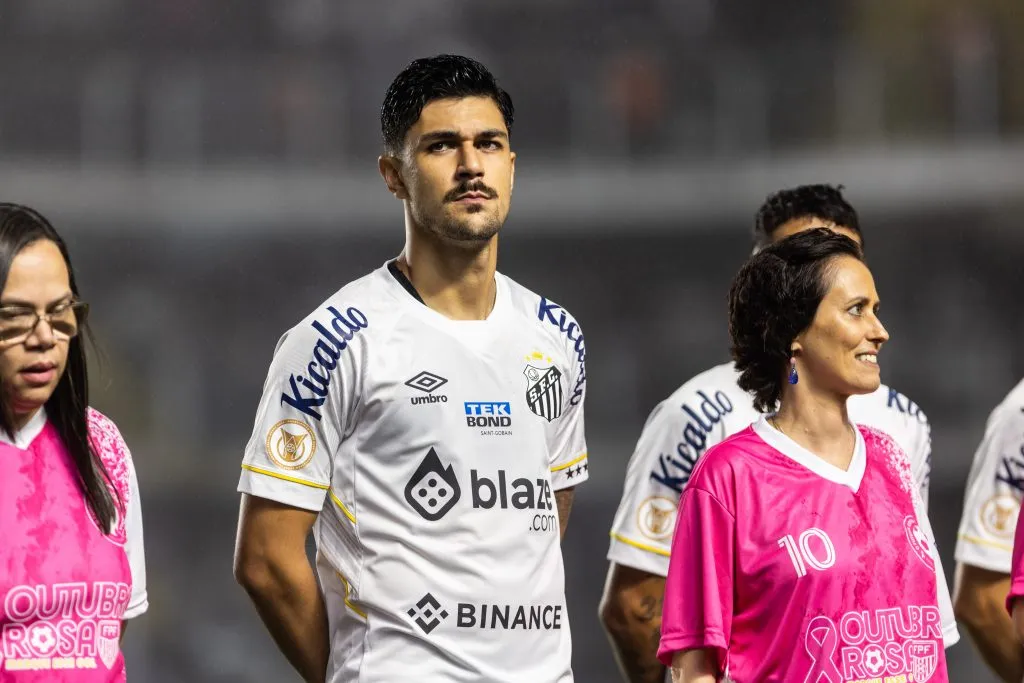 Joao Basso jogador do Santos durante partida contra o Bragantino no estadio Vila Belmiro pelo campeonato Brasileiro A 2023. Foto: Abner Dourado/AGIF