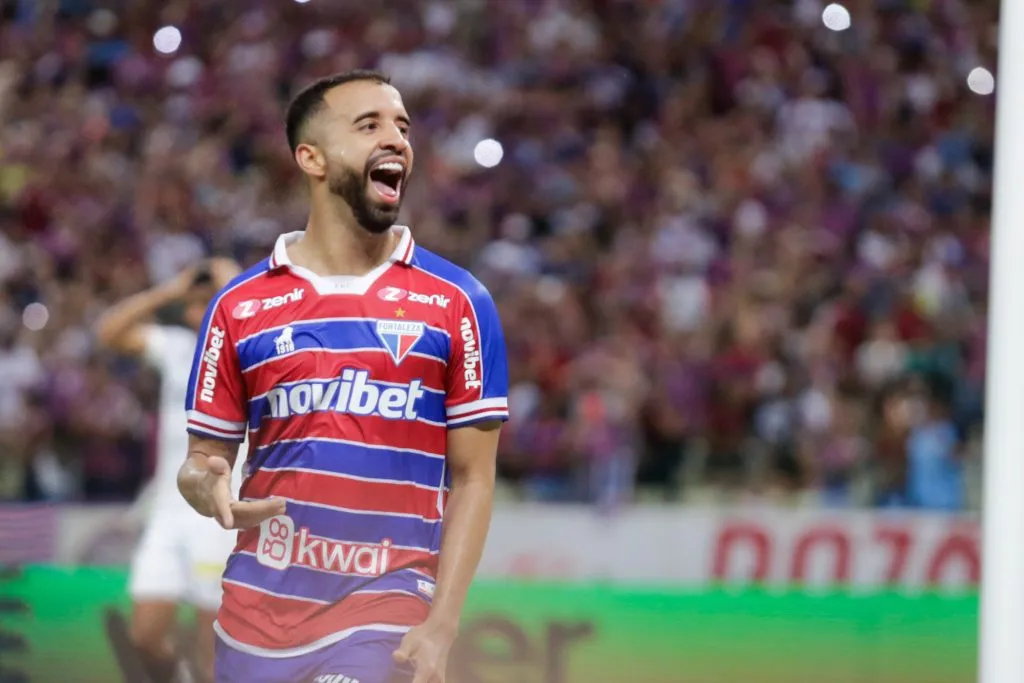 CE – FORTALEZA – 13/08/2023 – BRASILEIRO A 2023, FORTALEZA X SANTOS – Caio Alexandre jogador do Fortaleza comemora seu gol durante partida contra o Santos no estadio Arena Castelao pelo campeonato Brasileiro A 2023. Foto: Lucas Emanuel/AGIF