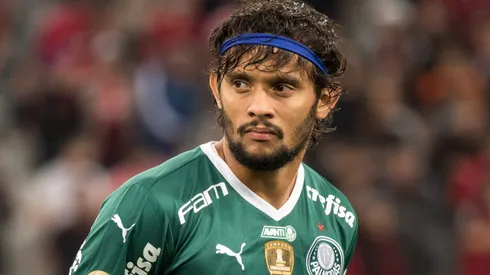 Gustavo Scarpa jogador do Palmeiras durante execucao do hino nacional antes da partida contra o Athletico-PR no estadio Arena da Baixada pelo campeonato Brasileiro A 2022. Robson Mafra/AGIF