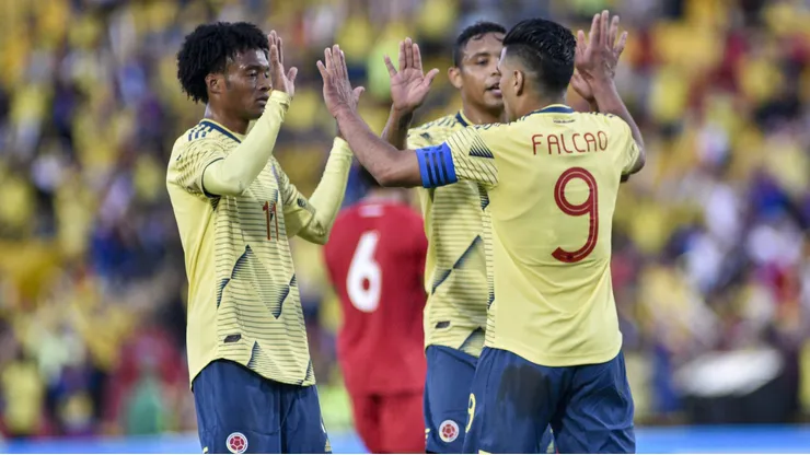 Jogadores colombianos comemorando gol da seleção. Foto: Guillermo Legaria/Getty Images