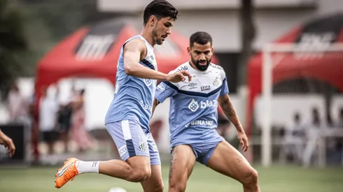 Joao Basso (1º plano) foi buscado pelo Flamengo para reforçar zaga em 2024 - Foto: Raul Baretta/ Santos FC
