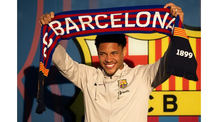 Apresentação de Vitor Roque aconteceu logo após o ano novo em Barcelona, na Espanha (Foto: David Ramos/Getty Images)