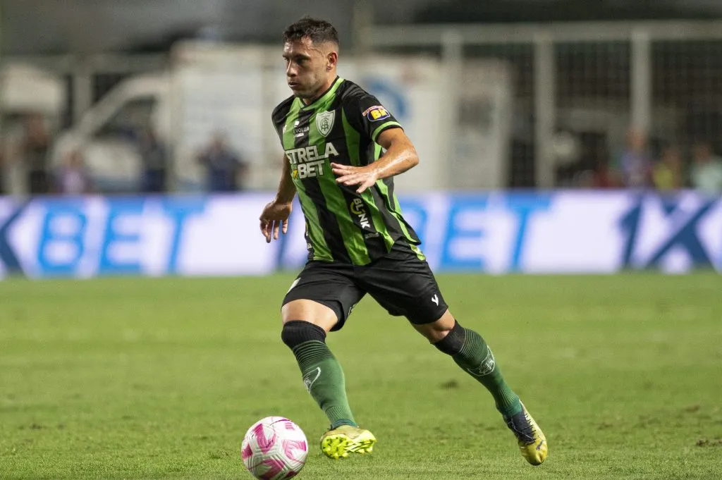 MG – BELO HORIZONTE – 18/10/2023 – BRASILEIRO A 2023, AMERICA-MG X BOTAFOGO – Emmanuel Martinez jogador do America-MG durante partida contra o Botafogo no estadio Independencia pelo campeonato Brasileiro A 2023. Foto: Alessandra Torres/AGIF