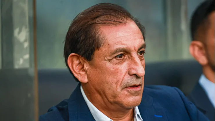 O técnico foi pego de surpresa com a intenção de deixar o Clube