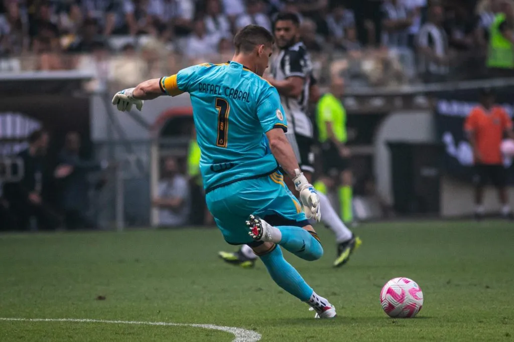 Rafael Cabral tem mais dois anos de contrato com o Cruzeiro – Foto: Fernando Moreno/AGIF